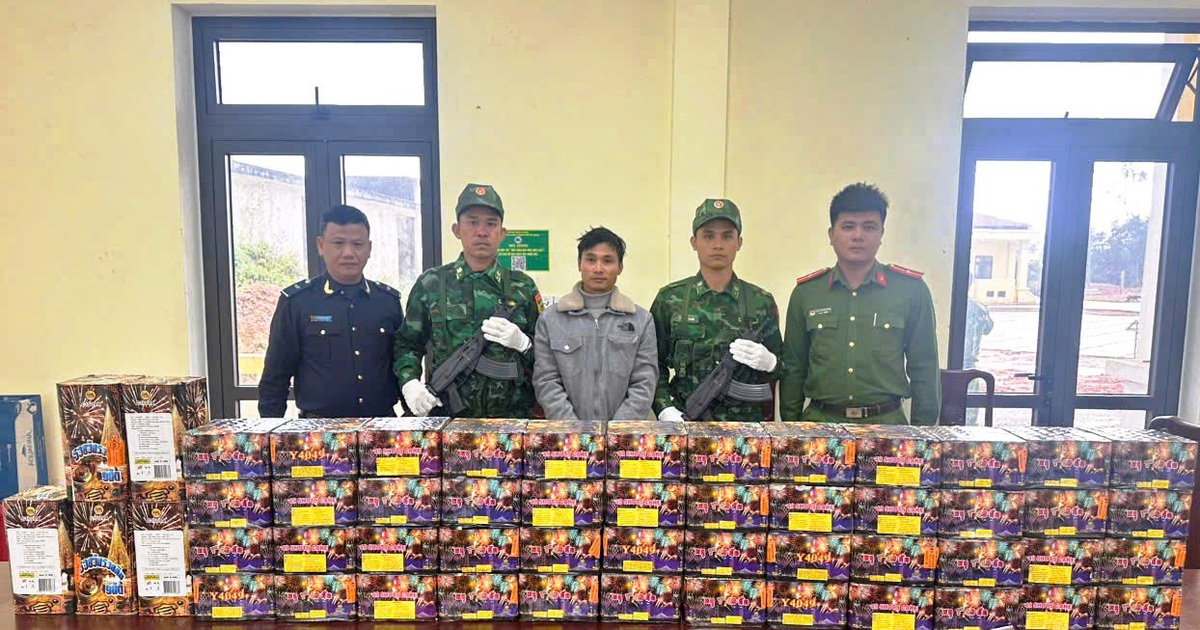 Giấu 89 kg pháo nổ dưới quặng bô xít, tài xế bị bắt tại cửa khẩu