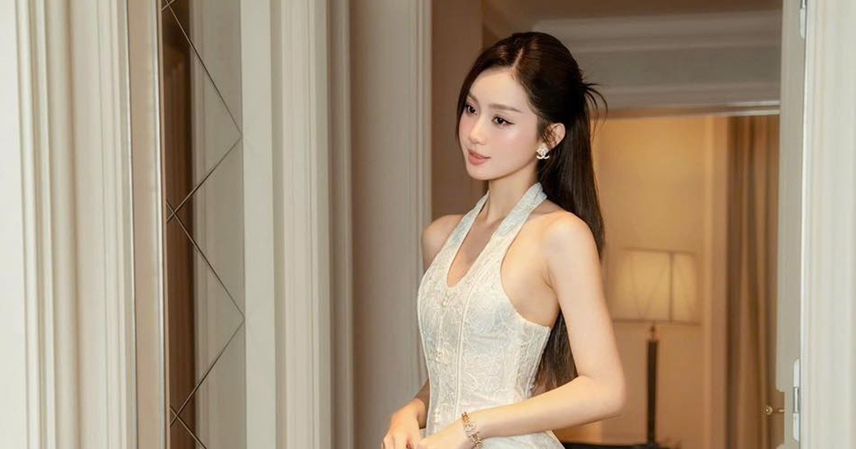 Vẻ đẹp kiêu kỳ cùng trang phục ren thêu hoa