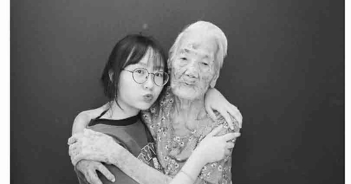 Khi bà nội 101 tuổi đi chơi cùng cháu gái gen Z