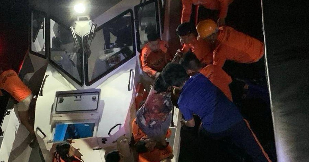 Khoảnh khắc kinh hoàng trong thảm họa chìm phà ở Philippines