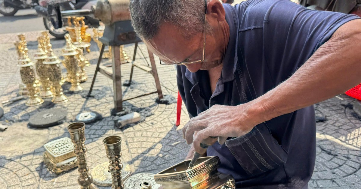 Nghề đánh bóng lư đồng ở TP.HCM: 'Ngẩng đầu lên thì đã chiều 30 tết'