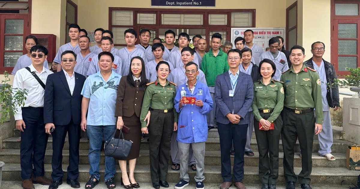 Công an cửa khẩu Tân Sơn Nhất làm công tác an sinh xã hội tại Huế