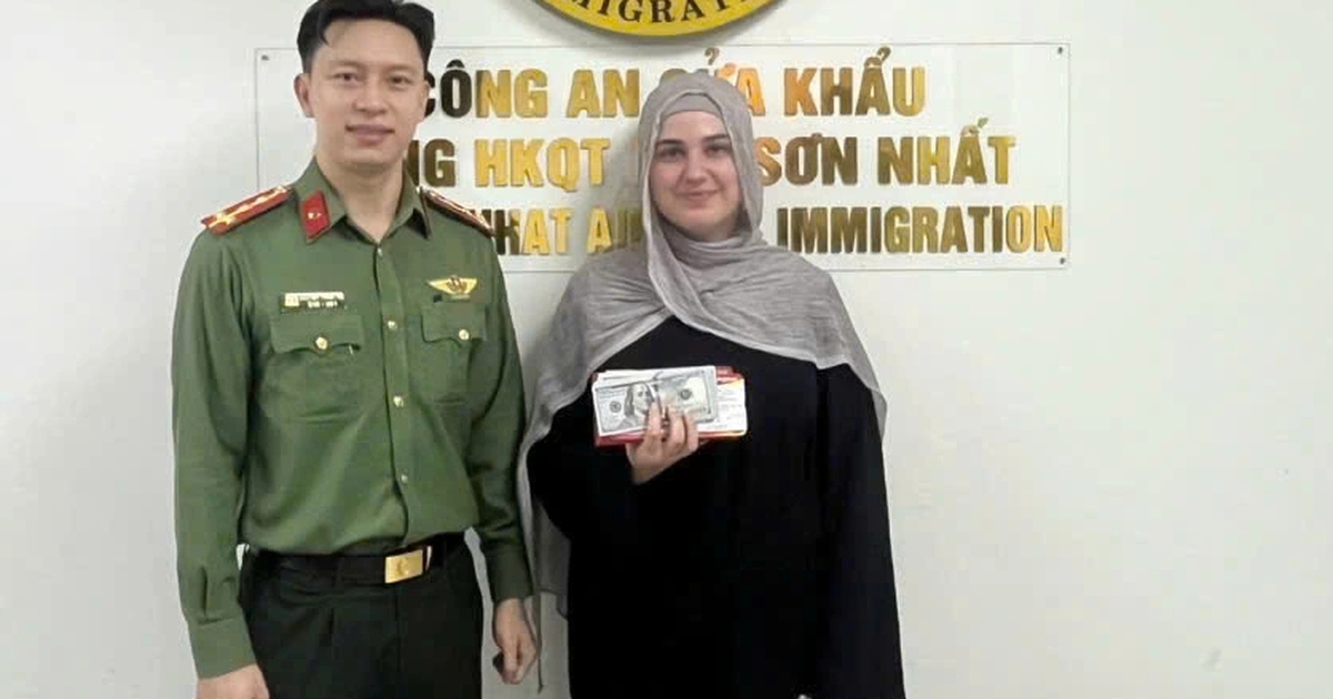 Công an cửa khẩu Tân Sơn Nhất trao trả lại nhiều tài sản cho hành khách