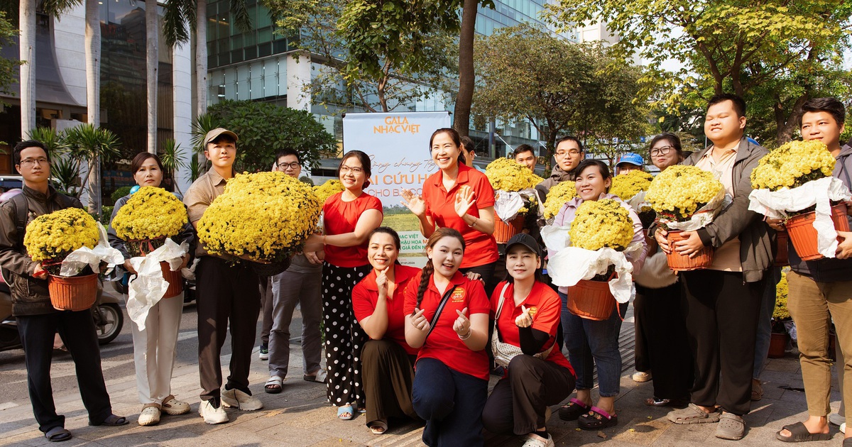 Người dân TP.HCM bất ngờ khi 1.000 chậu hoa tết được tặng miễn phí chiều nay