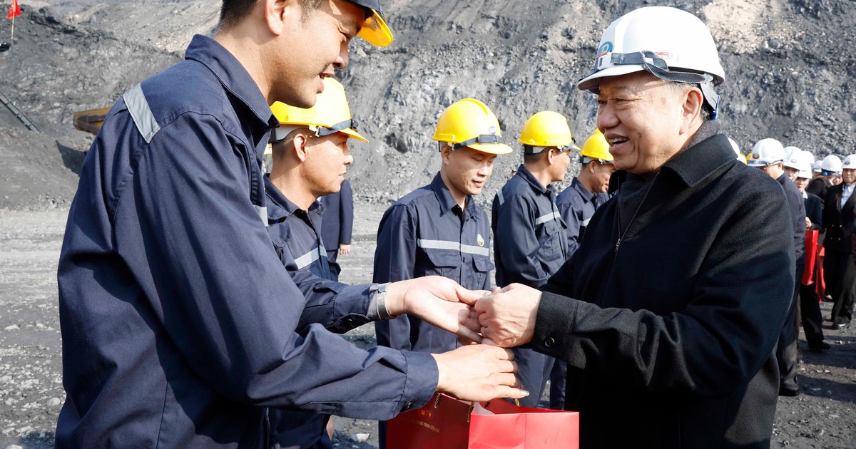 Tổng Bí thư Tô Lâm gặp mặt, chúc tết công nhân ngành than Quảng Ninh