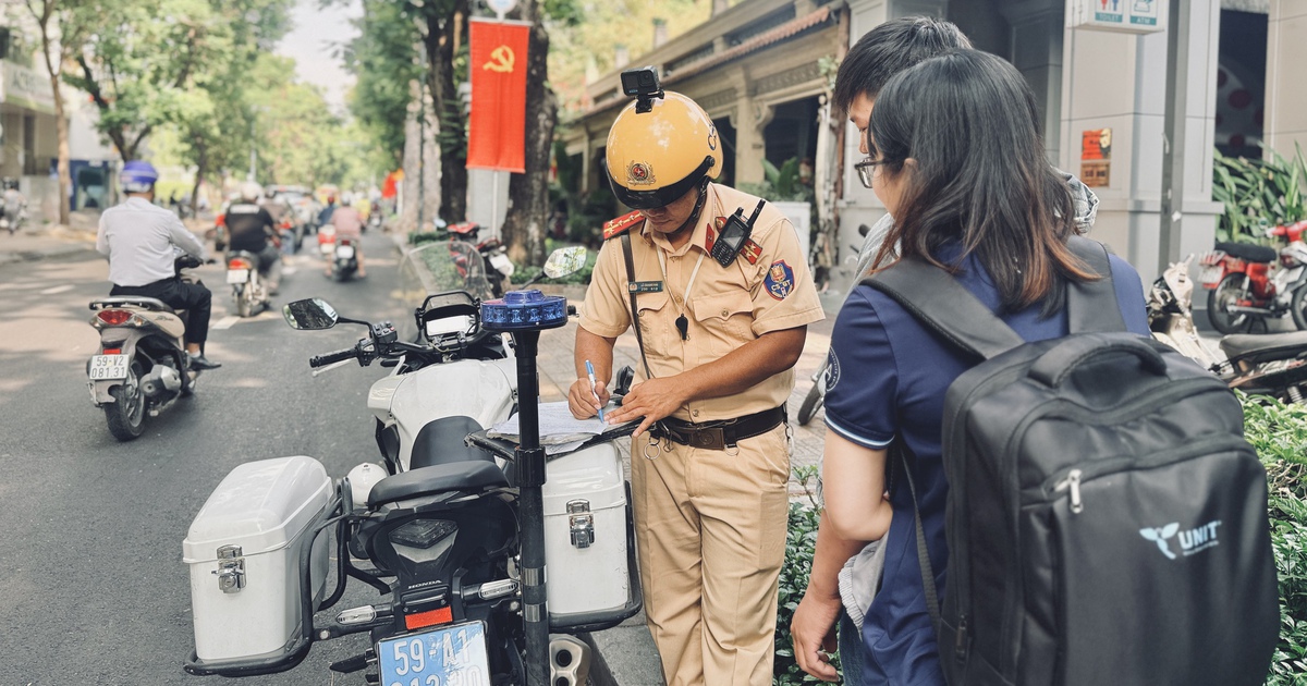 Đỗ xe máy trên vỉa hè TP.HCM: Khi nào không bị CSGT phạt?