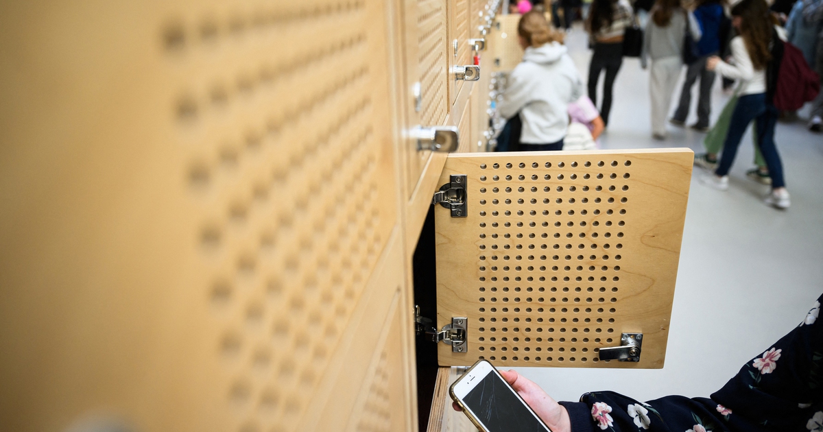 Hạ viện Pháp thông qua luật cấm trẻ dưới 15 tuổi dùng mạng xã hội