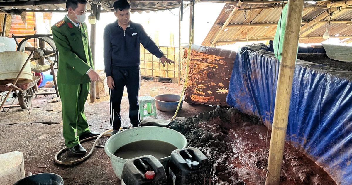 Tạm giữ 3 chủ xưởng phân kim xả 7 tấn chất thải nguy hại ra môi trường