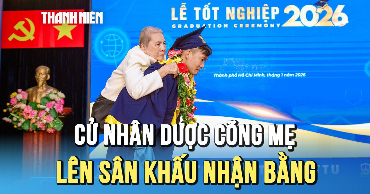 Khoảnh khắc lay động con tim: Cử nhân tốt nghiệp xuất sắc cõng mẹ lên sân khấu nhận bằng