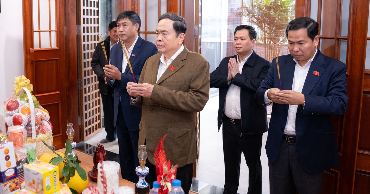 Chủ tịch Quốc hội thắp hương tưởng nhớ cố Tổng Bí thư Nguyễn Phú Trọng