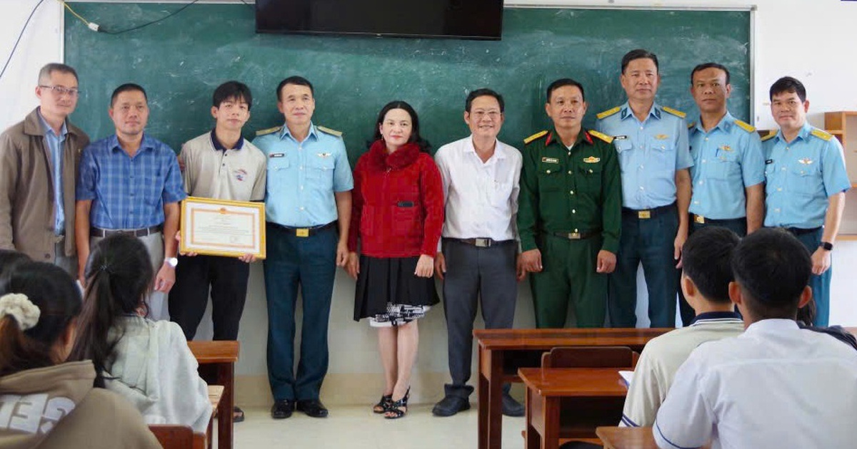 Tặng giấy khen nam sinh hỗ trợ phi công trong vụ máy bay rơi ở Đắk Lắk