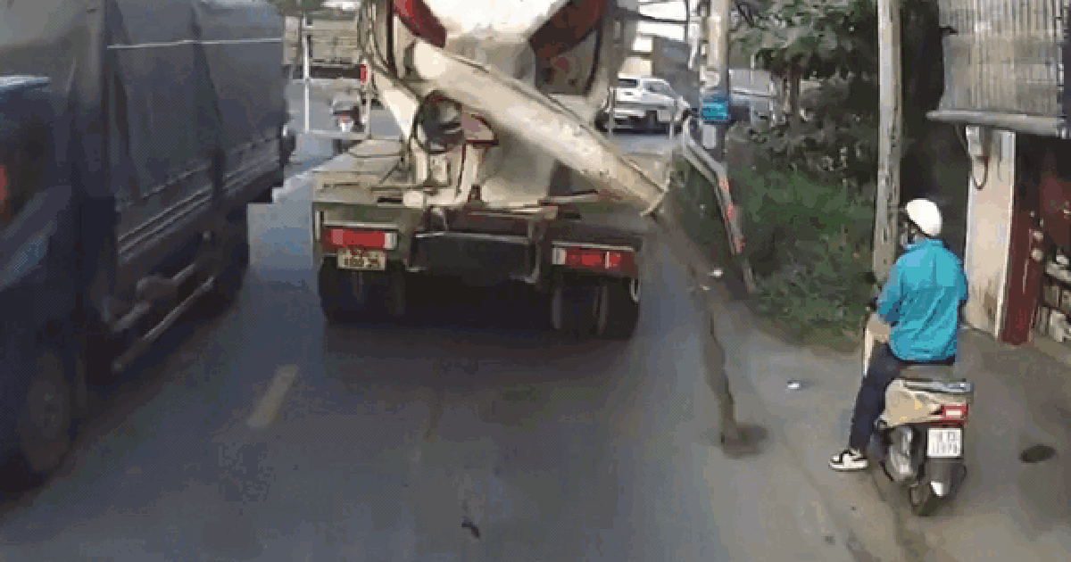 CSGT TP.HCM truy tìm tài xế xe bồn xả chất thải xuống đường