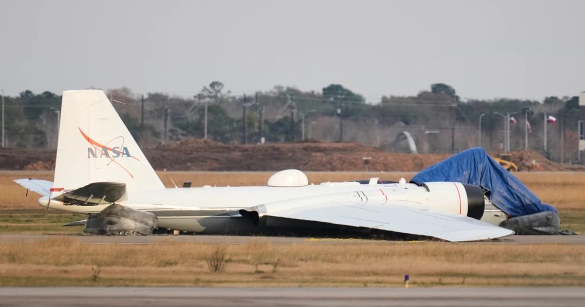 Máy bay NASA hạ cánh bằng bụng, trượt tóe lửa trên đường băng