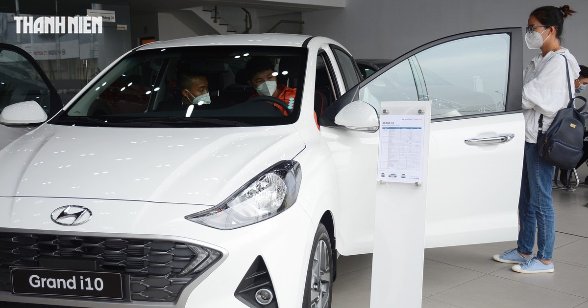 Ô tô cỡ nhỏ máy xăng đánh mất thị phần vào tay xe điện