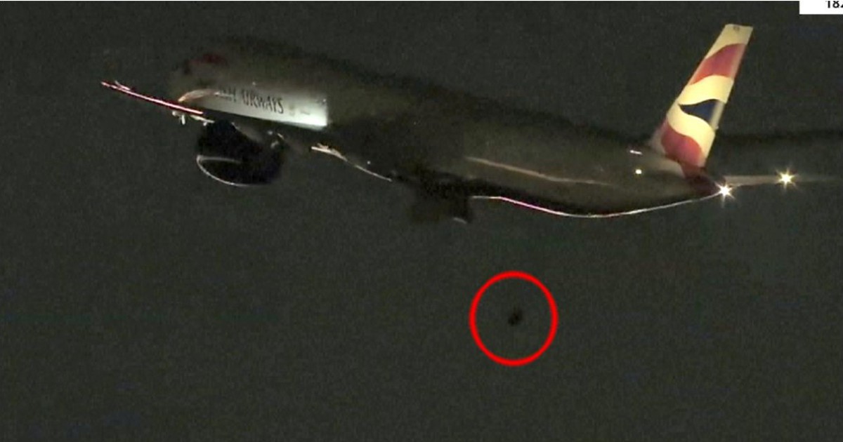 Máy bay rớt bánh lúc cất cánh