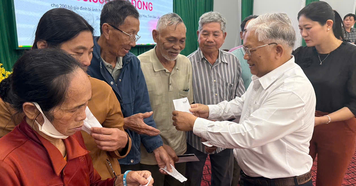 Trao quà tết cho bà con vùng rốn lũ hạ du sông Bàn Thạch