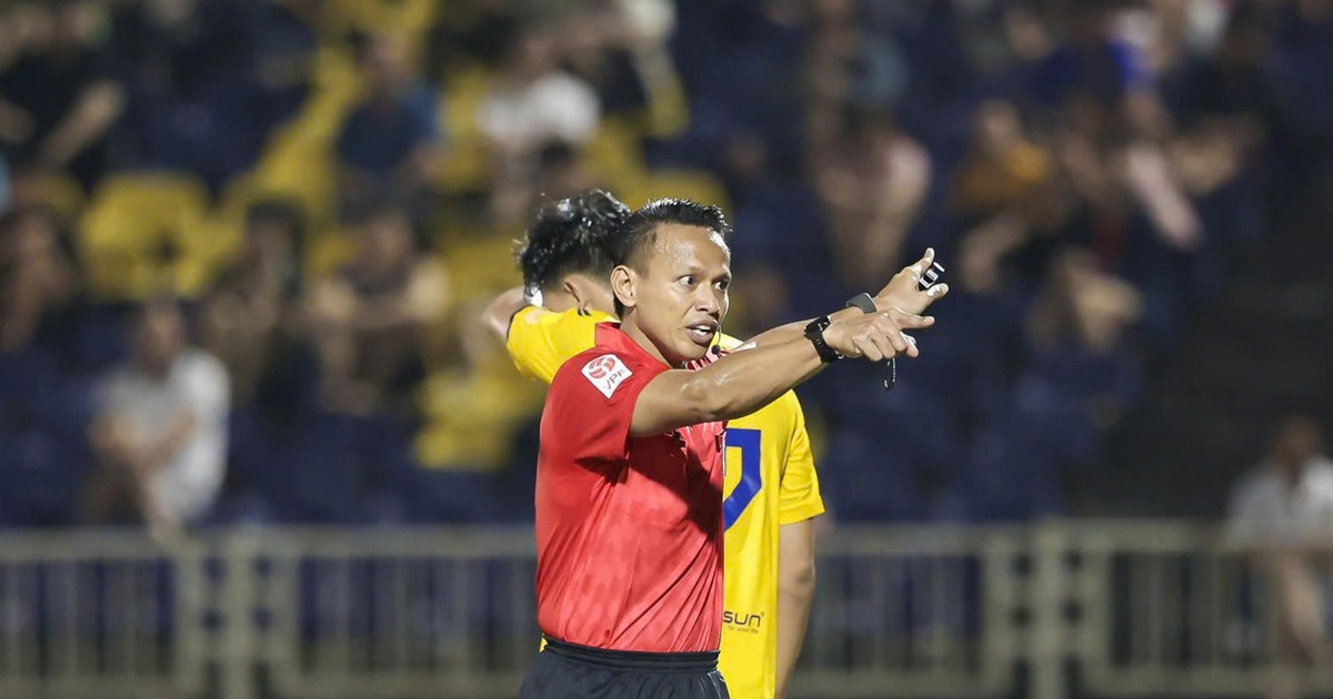 Hai trọng tài Malaysia điều hành CLB CAHN đại chiến Ninh Bình, chỉ tiếc HLV Polking bị cấm chỉ đạo