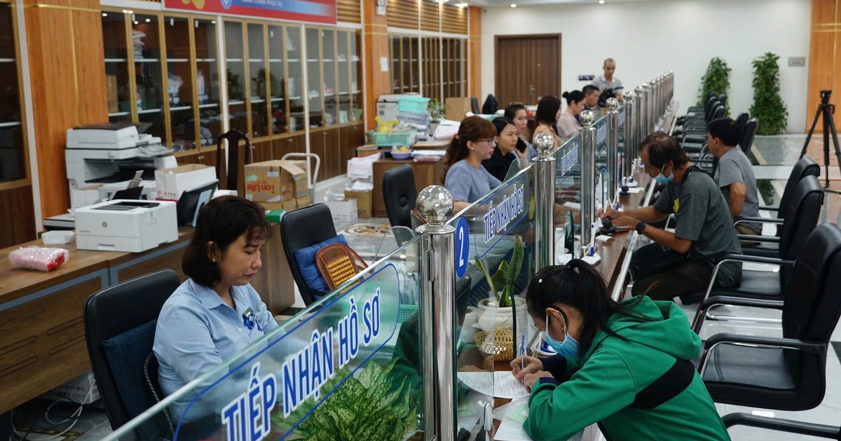 Bảo hiểm xã hội TP.HCM ngưng cấp bìa sổ BHXH: Quyền lợi người tham gia ảnh hưởng?