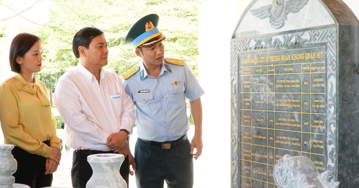 Báo Thanh Niên dựng bia tưởng niệm 18 liệt sĩ tại Trung đoàn Không quân 917