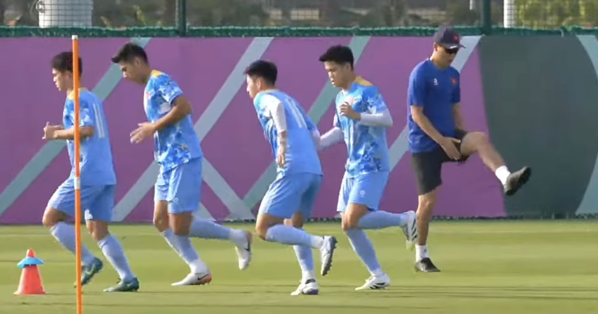 Thanh Nhàn xỏ giày đinh trở lại, HLV Kim hào hứng tập cùng U.23 Việt Nam dưới trời nắng chang chang