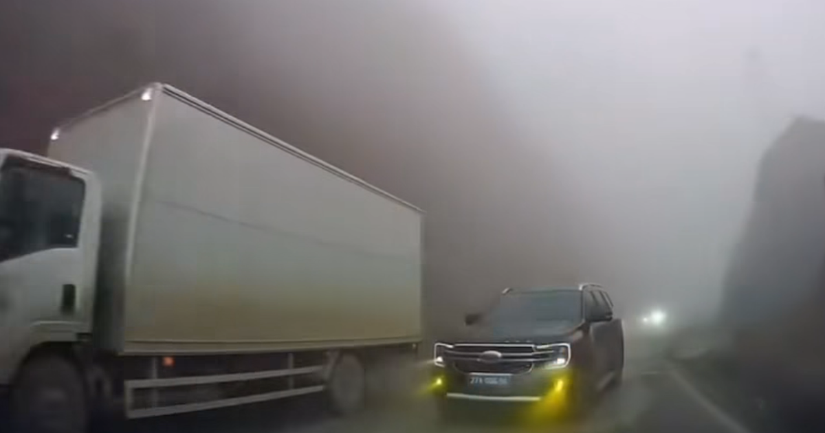 Tài xế ô tô biển xanh vượt xe tại đường đèo dốc suýt gây tai nạn