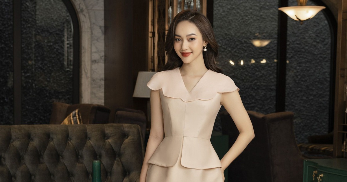 Khoe dáng tinh tế với bộ đôi áo peplum cùng chân váy