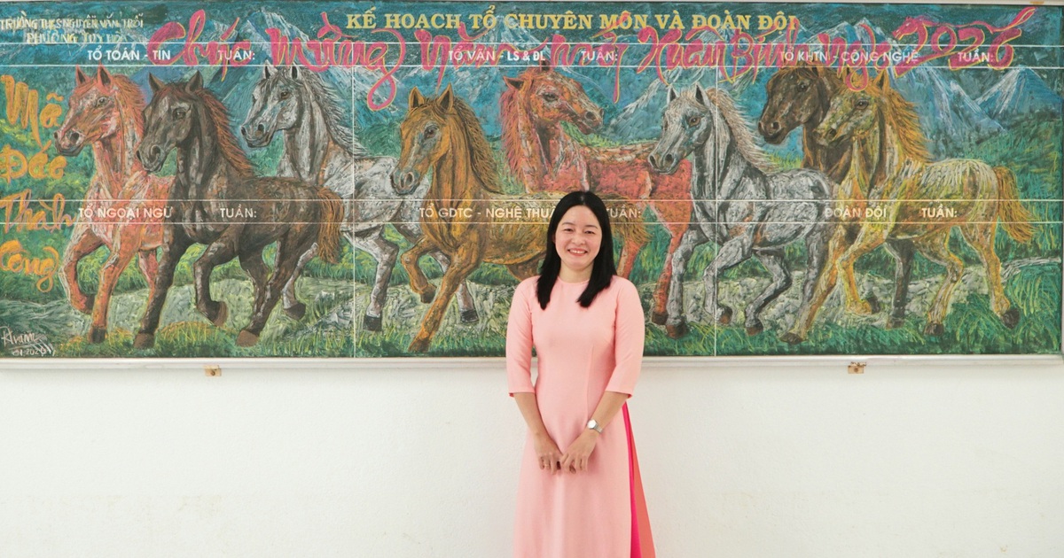 Sinh động đến ngỡ ngàng: Linh vật ngựa được vẽ bằng phấn trên bảng đen