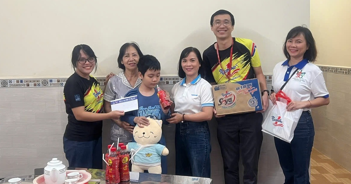 Trao quà tết cho trẻ mồ côi do Covid-19