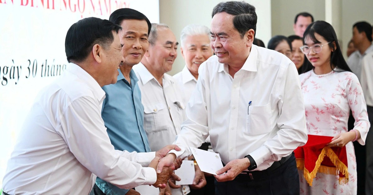 Chủ tịch Quốc hội thăm, tặng quà gia đình chính sách tại Cần Thơ