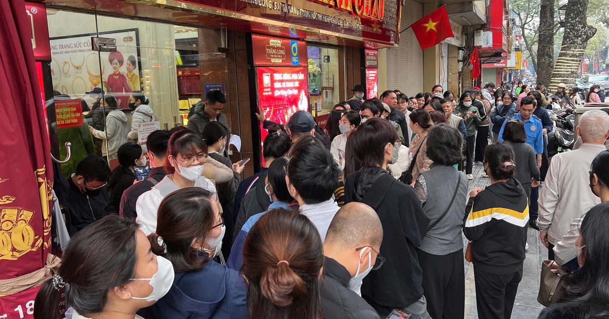 Người dân xếp hàng mua vàng khi giá 'sập' mạnh