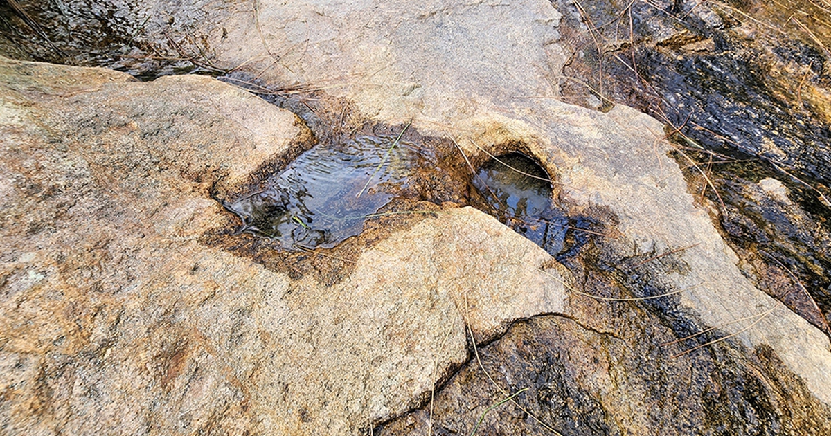 Bí ẩn bàn chân tiên tại di tích cách mạng