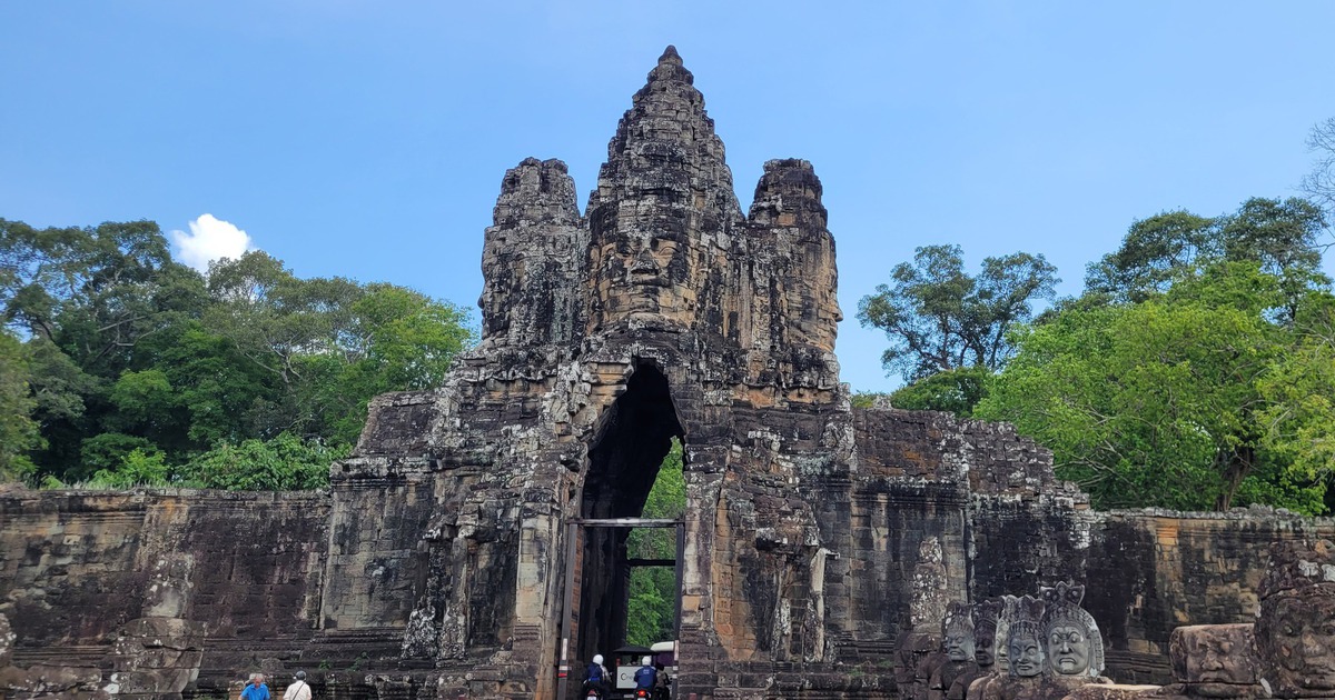 'Cưỡi ngựa xem hoa' tại Angkor