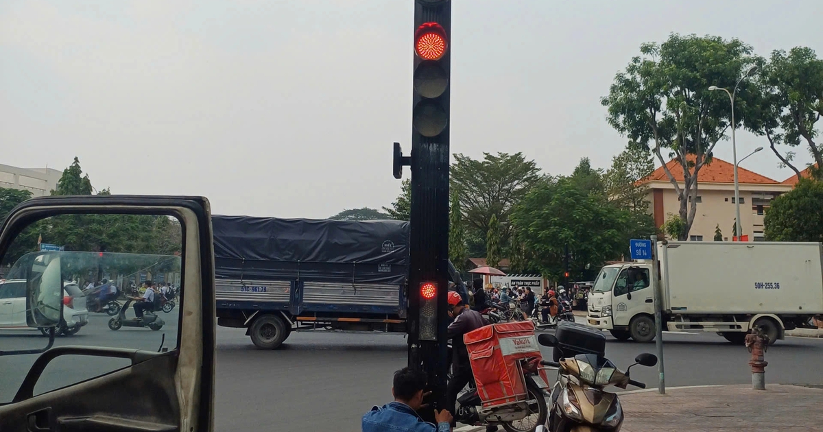 Đèn giao thông 'nhảy số', tắt đột ngột tại giao lộ ở TP.HCM: Người đi đường thót tim
