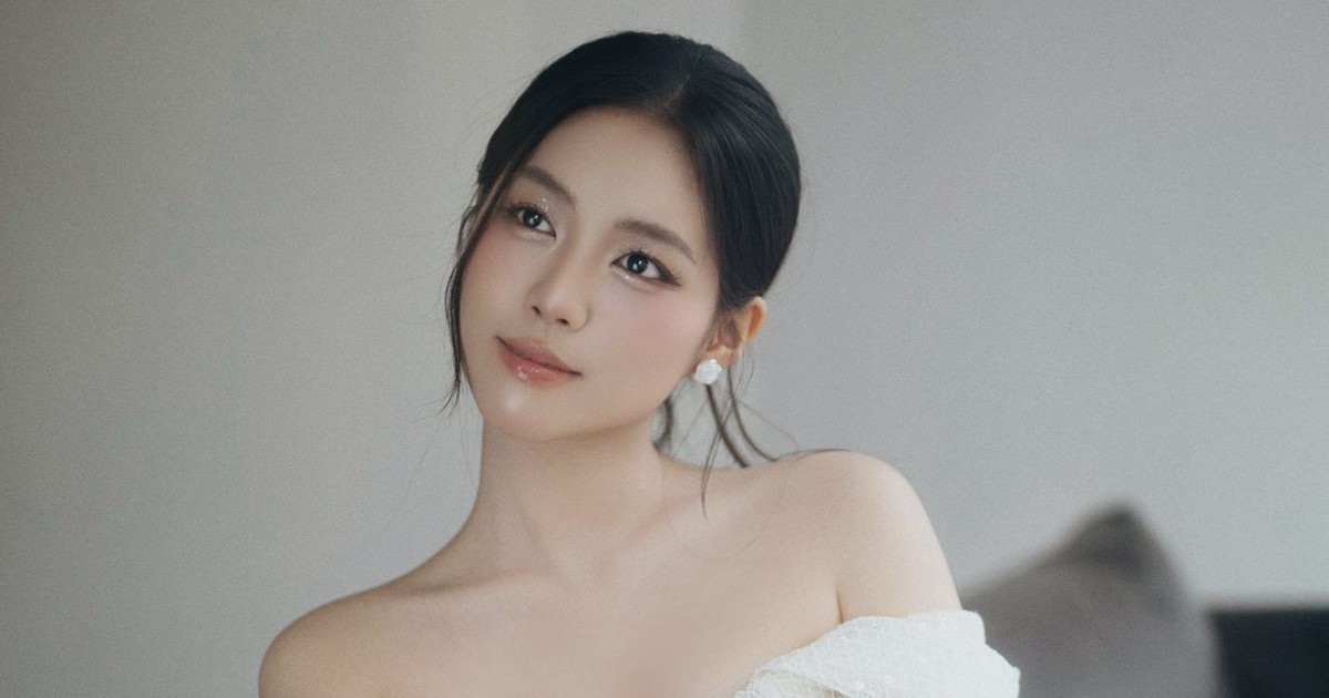 Cô gái cao 1,7 m gây sốt vì khoảnh khắc ngồi cạnh Đình Bắc là ai?