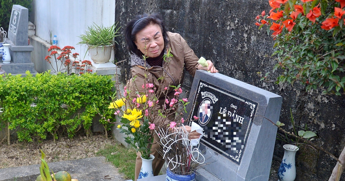 Tảo mộ cận tết, người phụ nữ bật khóc nhớ về chồng đã khuất