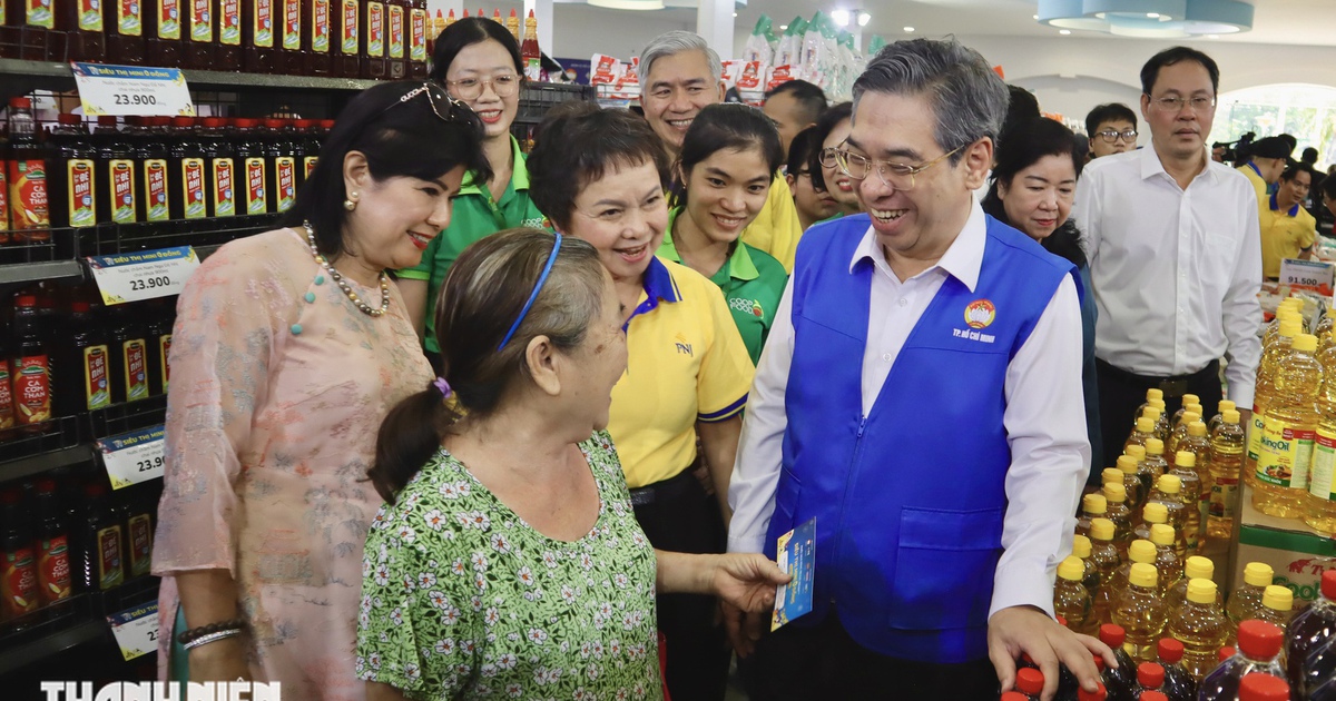 Sắm tết ở siêu thị mini 0 đồng, TP.HCM: Mấy chục năm mới mua sắm kiểu này