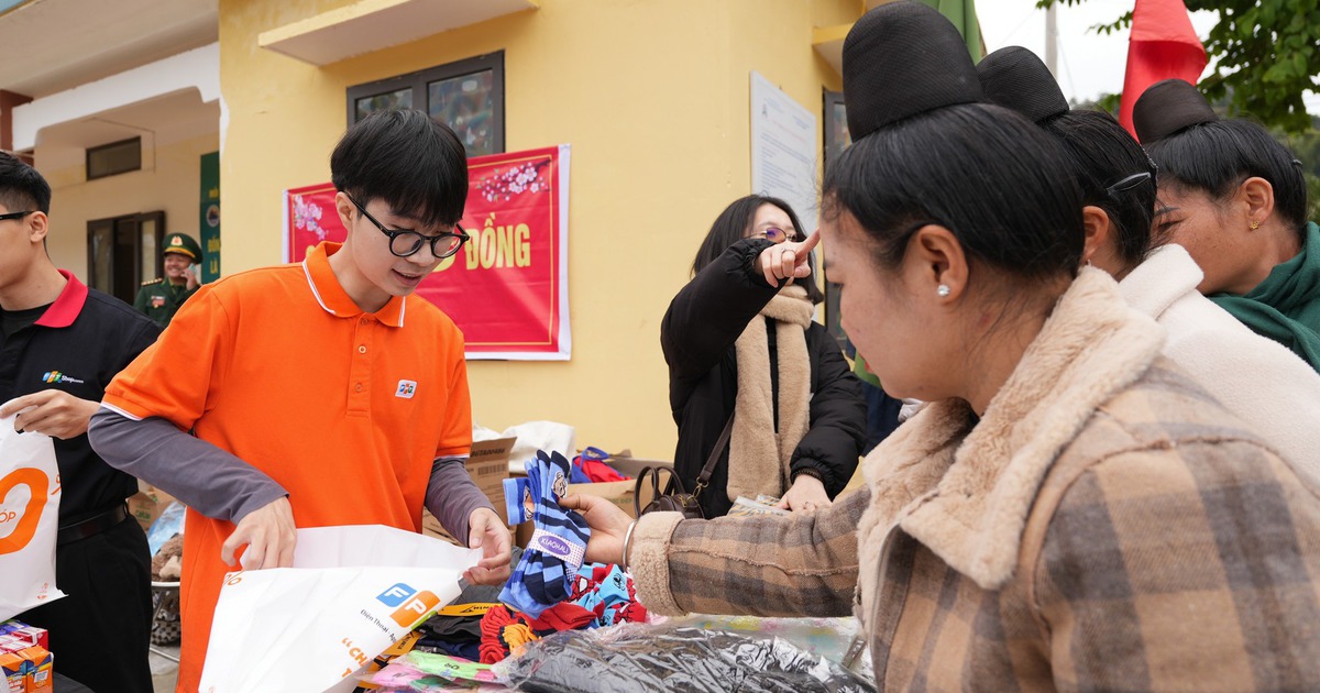 FPT Shop tặng máy tính, tivi cho trẻ em vùng cao