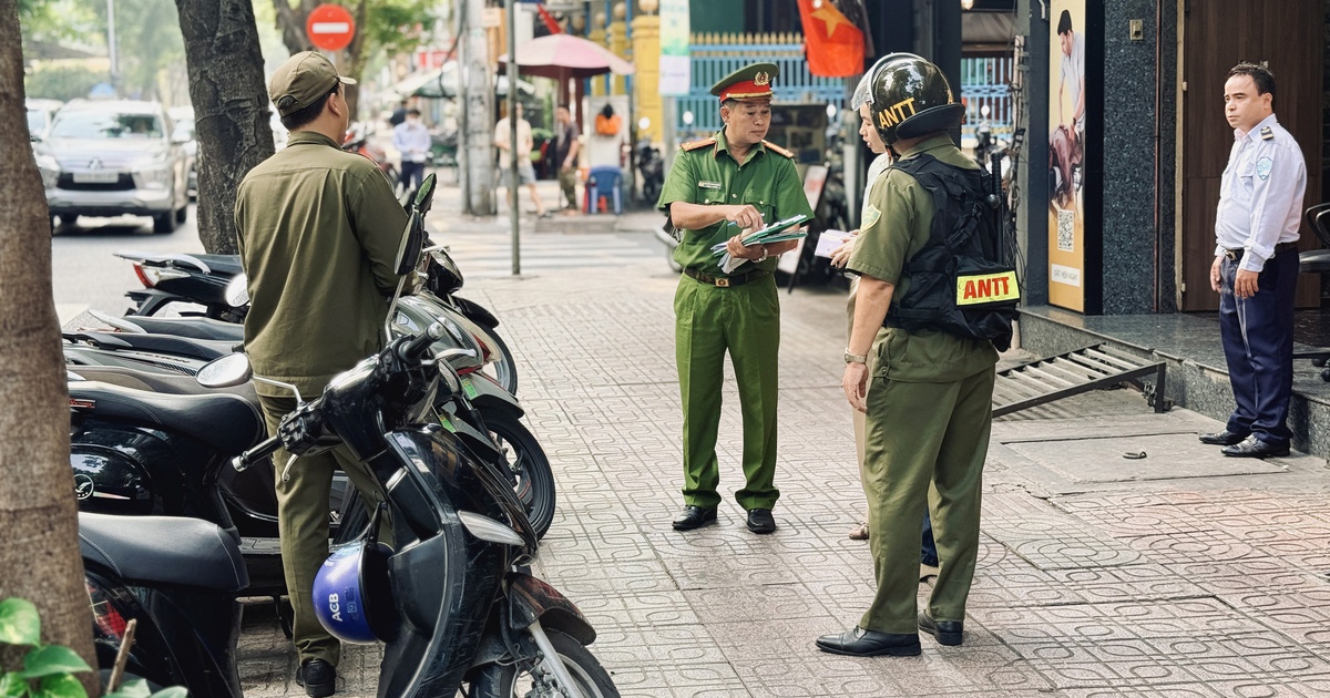 Đỗ xe máy trên vỉa hè TP.HCM: Phường đề xuất người dân không cần xin phép