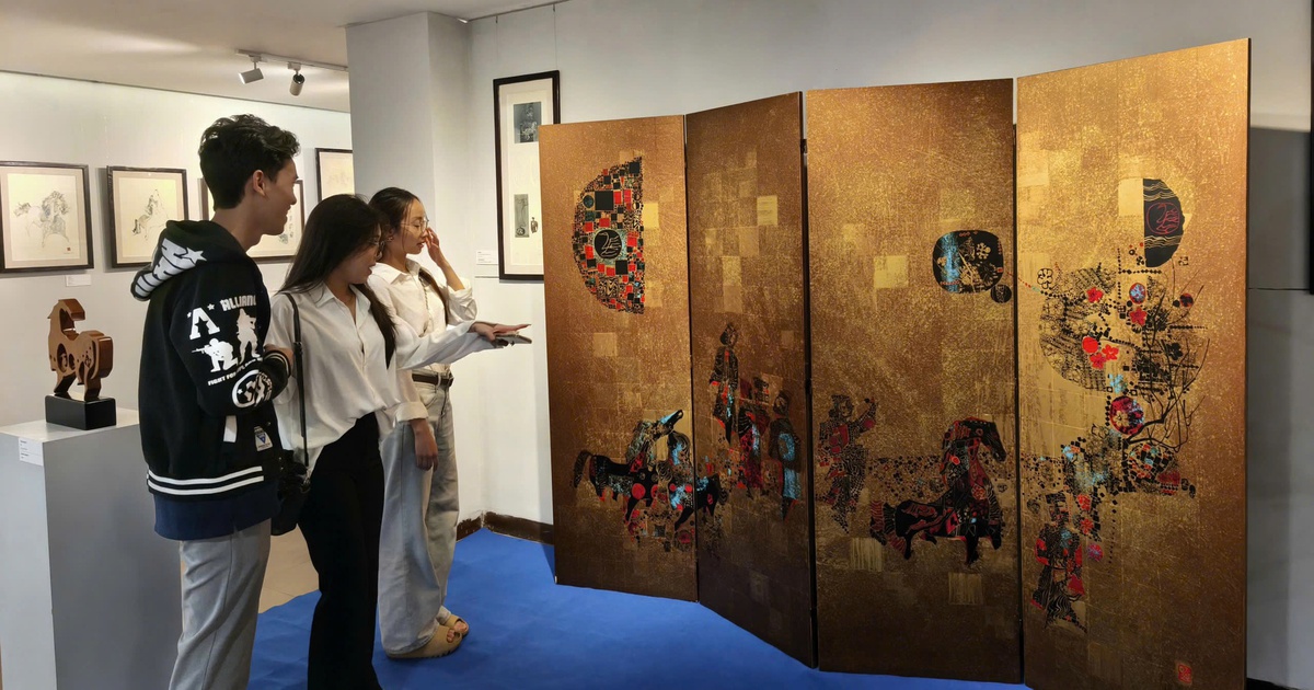 Chiêm ngưỡng ngựa và hoa của Lê Bá Đảng