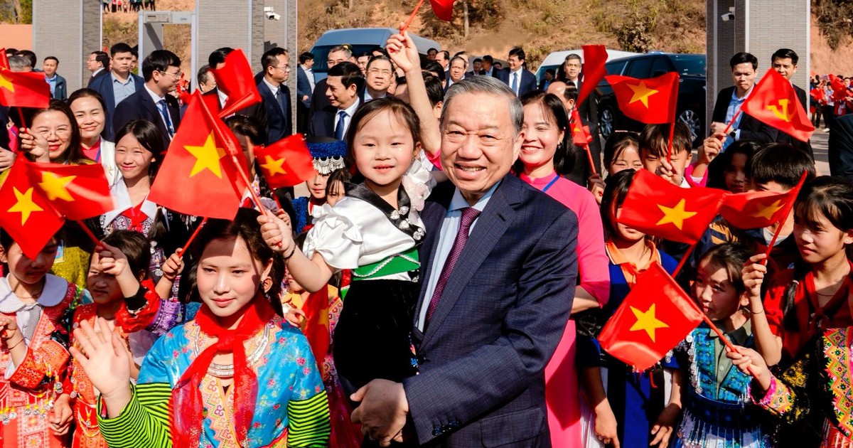 Tổng Bí thư dự lễ khánh thành trường nội trú liên cấp vùng biên tại Điện Biên