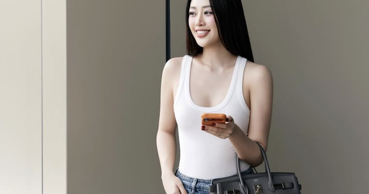 Áo tank top kết hợp quần jeans tạo nên vẻ ngoài trẻ trung, cá tính