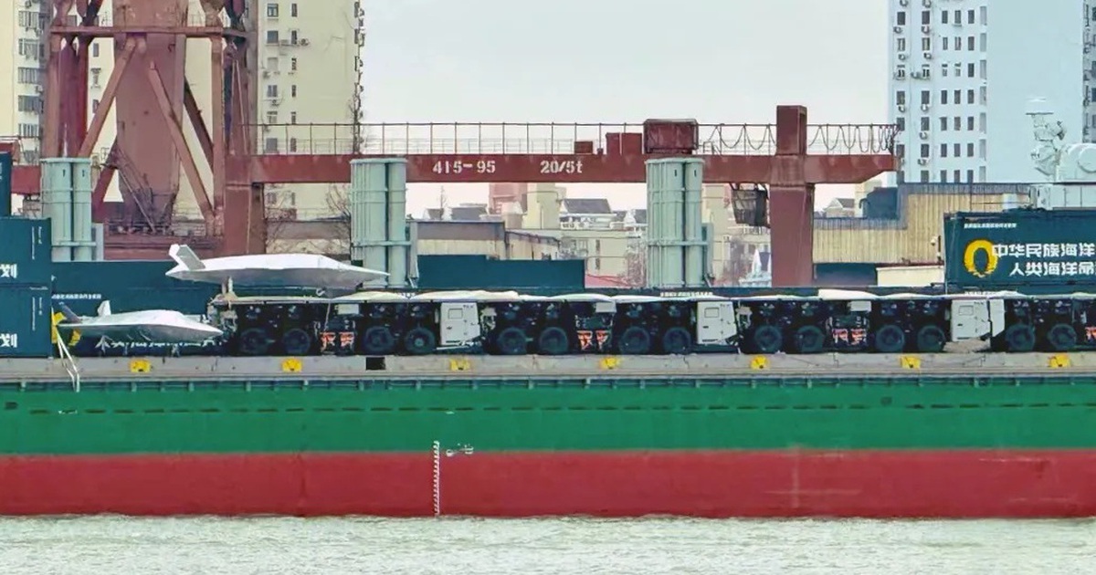 Tàu hàng Trung Quốc mang ống tên lửa vừa có thêm máy phóng UAV?