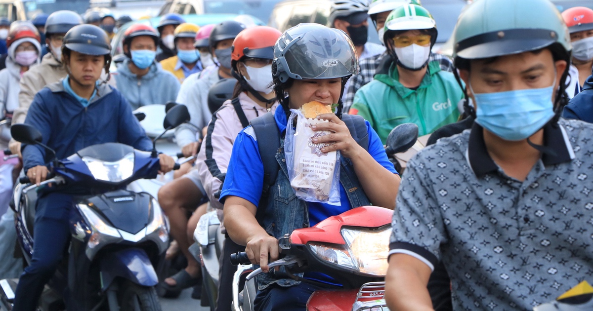 Đường phố TP.HCM ngày làm việc đầu tiên năm 2026: Hối hả… 'chạy' Tết Nguyên đán