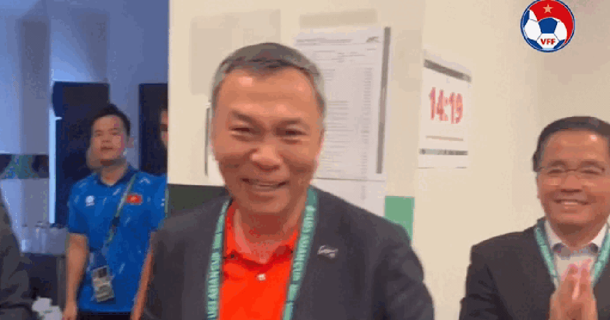 Chủ tịch VFF Trần Quốc Tuấn vào phòng thay đồ chúc mừng U.23 Việt Nam sau trận thắng đẹp Jordan