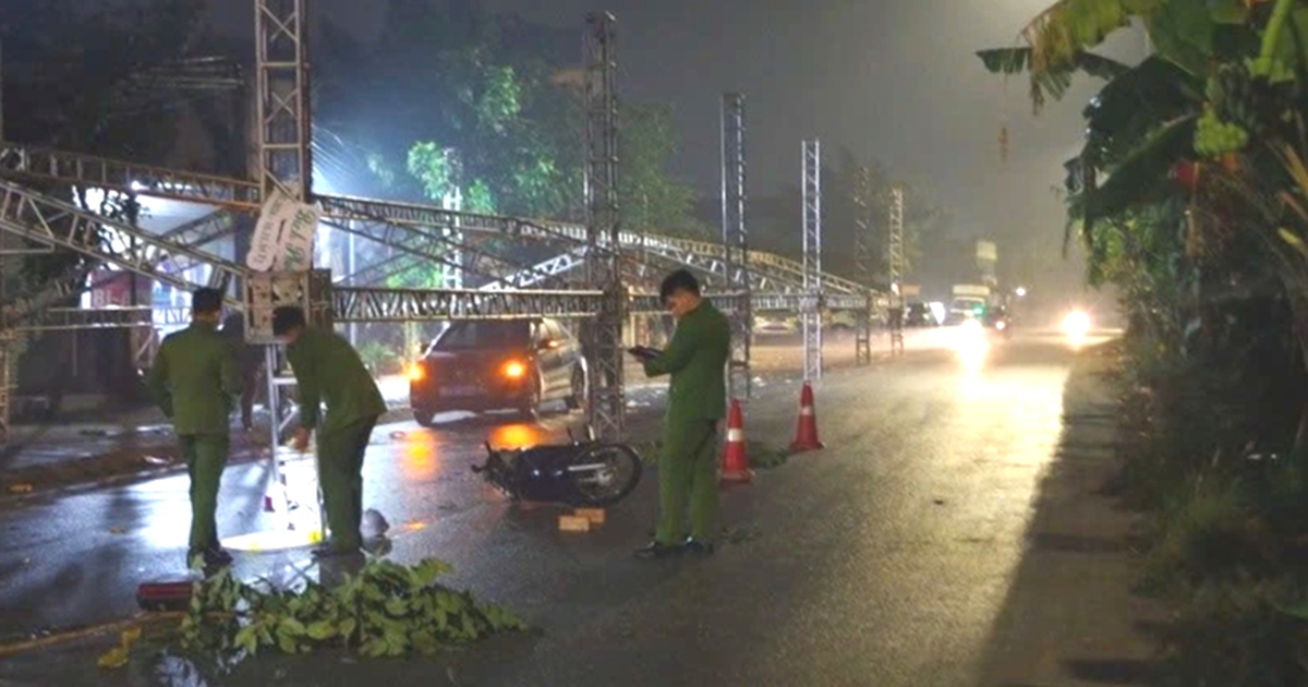 Tài xế xe máy tử vong vì tông trúng rạp cưới dựng giữa đường