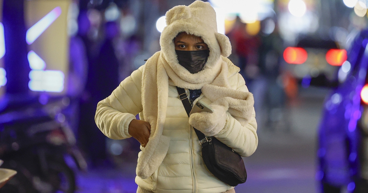 Người Hà Nội co ro trong đêm rét 11 độ C