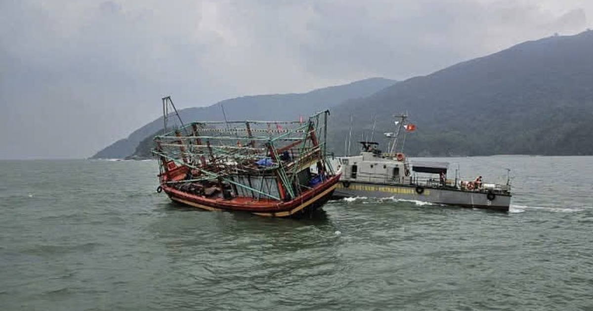 Biên phòng ứng cứu tàu cá Quảng Trị bị thủng thân ở vịnh Đà Nẵng
