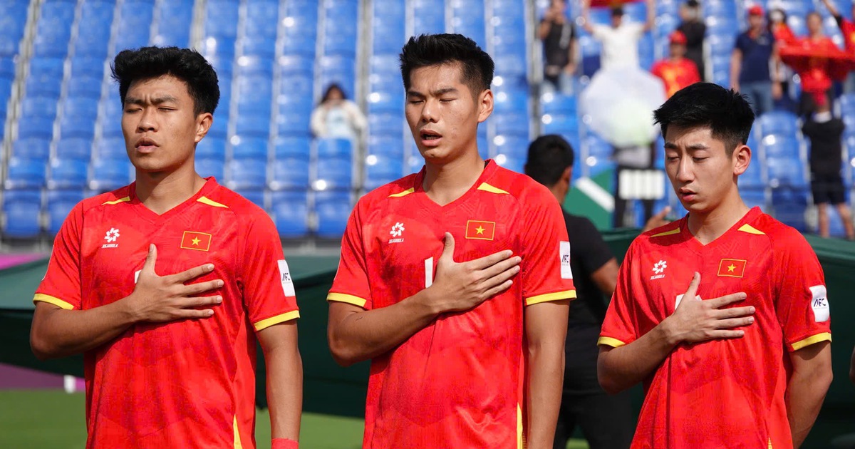 HLV Kim Sang-sik nghẹn ngào cảm ơn U.23 Việt Nam, nói cực hay về bàn thắng của Hiểu Minh