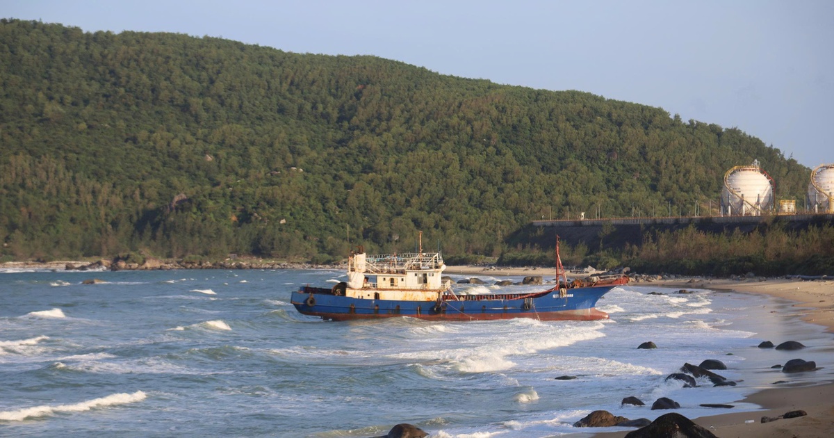 Kiểm tra tàu cá nước ngoài mắc cạn ở Quảng Ngãi: Không phát hiện ngư cụ