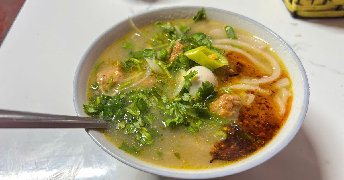 Quán bánh canh không tên giá 15.000 đồng ở Huế: Vài giờ bán hết 3 nồi lớn